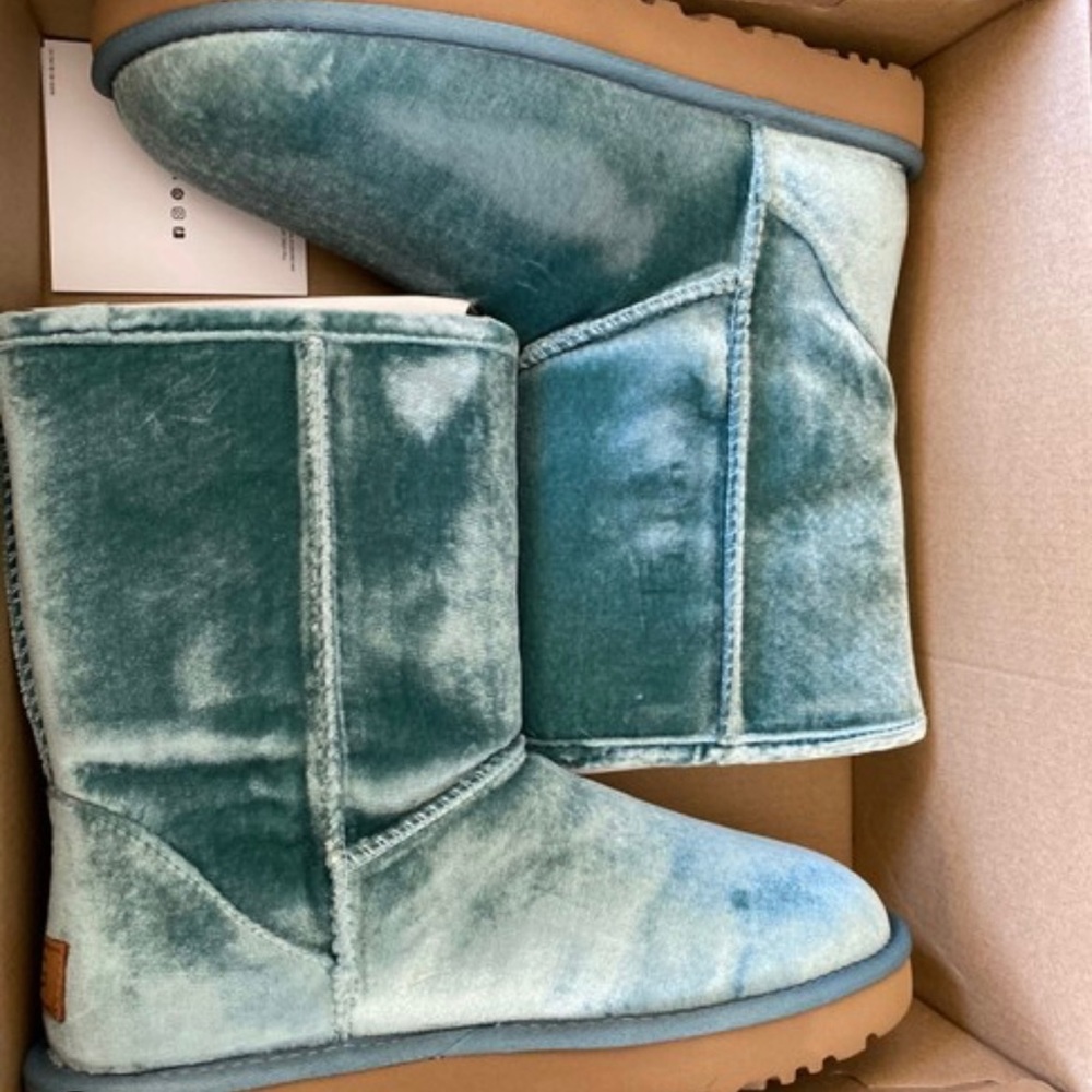 BRAND NEW Velvet blue uggs size 5